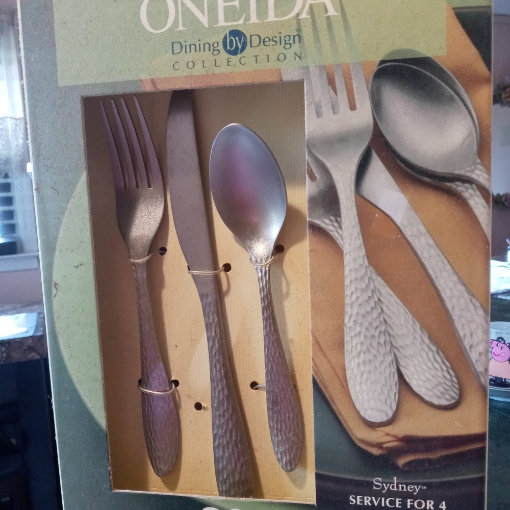 Oneida 20 pieces dining by design collection.